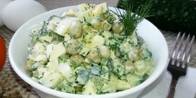 Салат картофельный с яйцами  и зелёным горошком